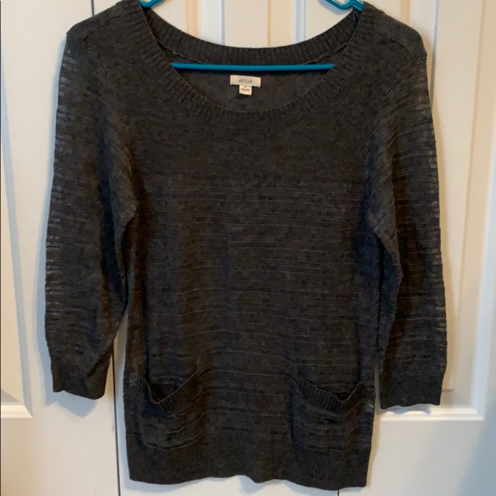 Quarter sleeve top